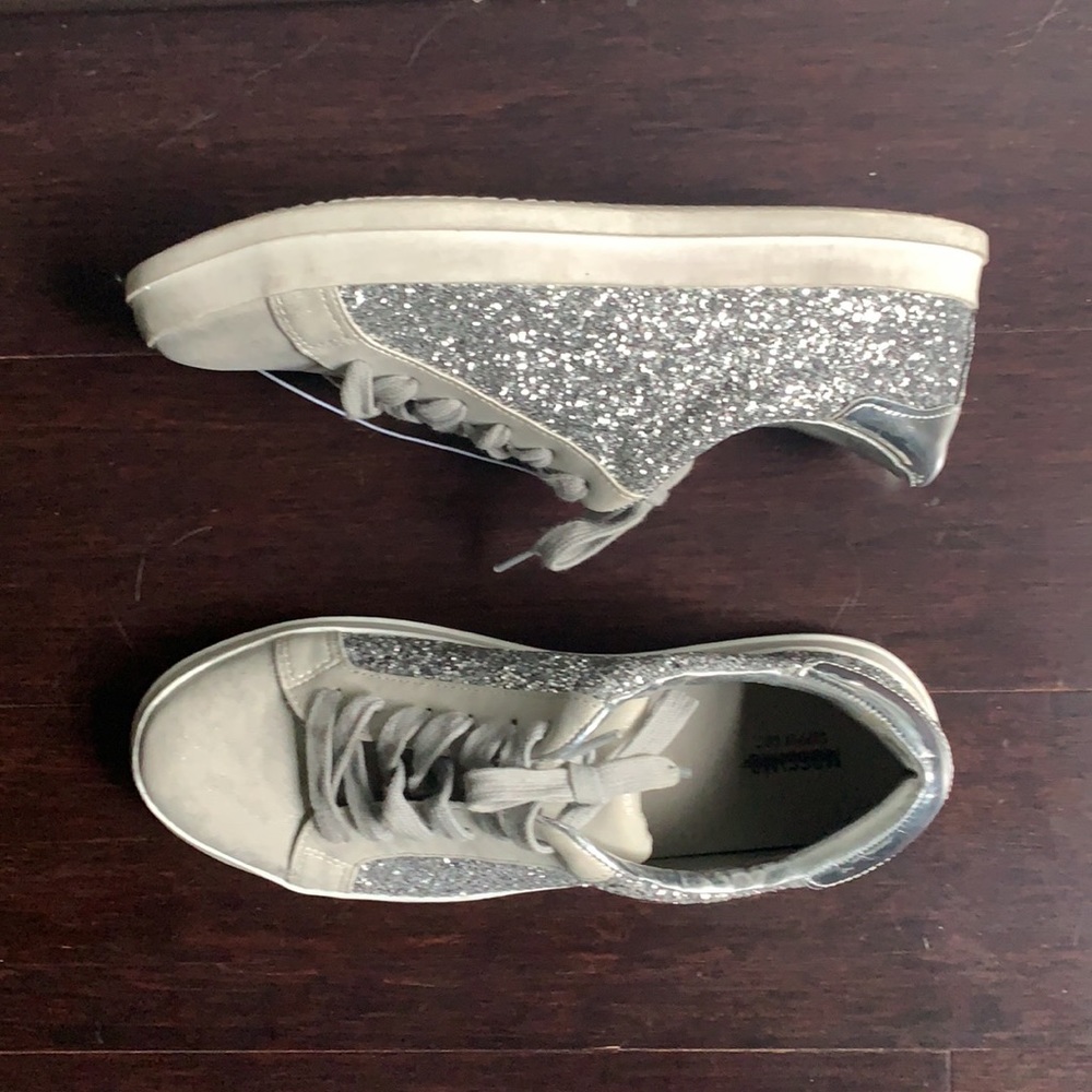 Sale🔥NWT Super cute silver sparkle sneakersSz8.5